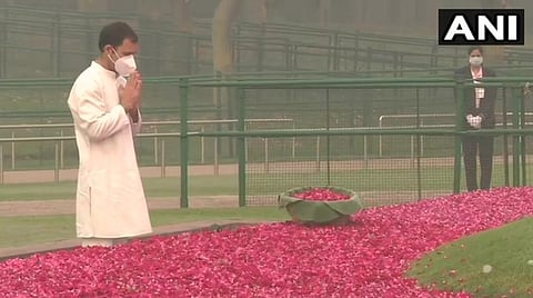 டெல்லியில் உள்ள ஜவஹர்லால் நேருவின் நினைவிடத்தில் மலர்கள் தூவி மரியாதை செலுத்திய காங்கிரஸ் எம்.பி.ராகுல் காந்தி: படம் | ஏஎன்ஐ.