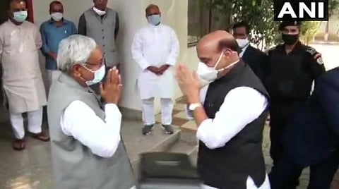 ஜேடியு தலைவர் நிதிஷ்குமார், மத்திய அமைச்சர் ராஜ் நாத் சிங்கை வரவேற்க காட்சி : படம் ஏஎன்ஐ