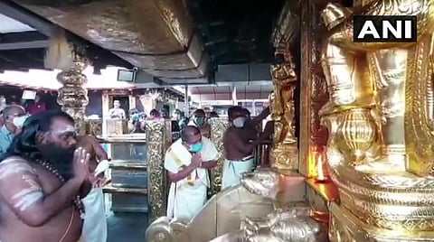 மண்டல பூஜை, மகரவிளக்கு வழிபாடு: சபரிமலை கோயில் நடை திறப்பு; கரோனா பரவல் காரணமாக பக்தர்களுக்கு கட்டுப்பாடுகள்