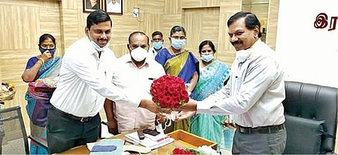 ராணிப்பேட்டையில் புதிதாக பொறுப்பேற்ற மாவட்ட ஆட்சியர் கிளாட்ஸ்டோன் புஷ்பராஜூக்கு சார் ஆட்சியர் இளம்பகவத் பூங்கொத்து கொடுத்து வாழ்த்து தெரிவித்தார்.