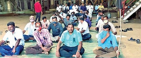 திருப்பத்தூர் கூட்டுறவு சர்க்கரை ஆலையில் 9-வது நாளாக நேற்று உள்ளிருப்பு போராட்டத்தில் ஈடுபட்டு வரும் தொழிலாளர்கள்.