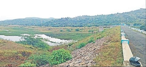 தருமபுரி மாவட்டம் தொப்பூர் அருகே, மிகக் குறைந்த அளவு தண்ணீருடன் காணப்படும் தொப்பையாறு அணை.