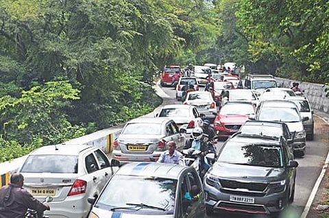 விடுமுறை தினமான நேற்று ஏற்காட்டில் ஏராளமான பயணிகள் குவிந்தனர். இதனால் மலைப்பாதையில் ஏற்பட்ட நெரிசலில் சிக்கிய வாகனங்கள். படம்: எஸ்.குரு பிரசாத்