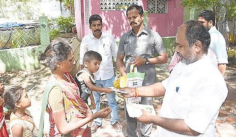 திருமங்கலம் பகுதியில் நலத்திட்ட உதவிகளை வழங்கிய அமைச்சர் ஆர்.பி. உதயகுமார்.