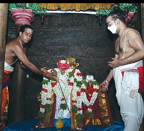 திருப்பரங்குன்றம் சுப்பிரமணிய சுவாமி கோயிலில் உள்ள உற்சவர் சன்னதியில் முருகன், தெய்வானைக்கு காப்புக் கட்டிய சிவாச்சாரியார்கள். படம்: எஸ்.கிருஷ்ணமூர்த்தி