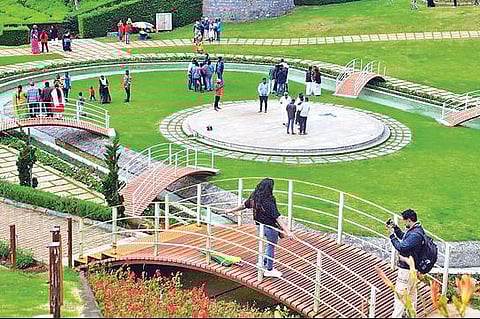 தீபாவளி பண்டிகை மற்றும் தொடர் விடுமுறையால் நீலகிரியில் சுற்றுலாப்பயணிகள் கூட்டம்