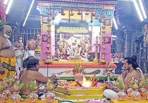 திருச்செந்தூர் செந்திலாண்டவர் கோயிலில் கந்தசஷ்டி விழா தொடங்கியதை முன்னிட்டு யாகசாலையில் வள்ளி, தெய்வானையுடன் சுவாமி ஜெயந்திநாதரை எழுந்தருளச் செய்து, ஹோம பூஜை நடைபெற்றது.