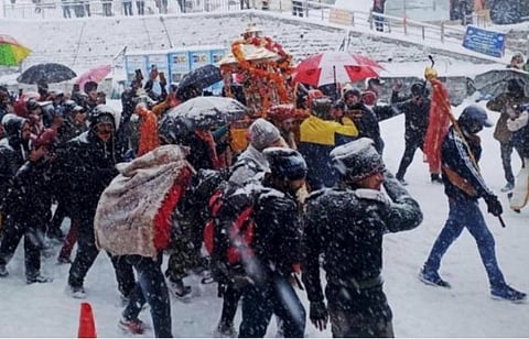 கேதார்நாத்தில் சாரலுடன் கூடிய பனிப்பொழிவு இருந்த காட்சி