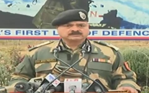 ஸ்ரீநகரில் செய்தியாளர்களை சந்தித்த எல்லை பாதுகாப்புப் படை இன்ஸ்பெக்டர் ஜெனரல் ராஜேஷ் மிஸ்ரா.