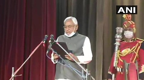 பாட்னாவில் நடந்த பதவியேற்பு நிகழ்ச்சியில் 7-வது முறையாக முதல்வராகப் பதவியேற்ற ஜேடியு தலைவர் நிதிஷ் குமார்: படம் | ஏஎன்ஐ.