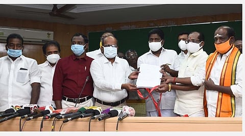 திருச்சி மாவட்டத்துக்கான வரைவு வாக்காளர் பட்டியலை வெளியிடுகிறார் மாவட்ட ஆட்சியர் சு.சிவராசு. | படம்: ஜி.ஞானவேல்முருகன்.