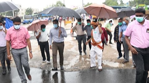 தூத்துக்குடியில் மழை வெள்ளம் பாதித்த பகுதிகளில் மாவட்ட ஆட்சியர் நேரில் ஆய்வு: 40 மோட்டார் மூலம் தண்ணீரை வெளியேற்றும் பணி தீவிரம்