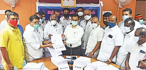 சேலம் ஆட்சியர் அலுவலகத்தில் அனைத்துக் கட்சி பிரதிநிதிகள் முன்னிலையில் வரைவு வாக்காளர் பட்டியலை ஆட்சியர் ராமன் வெளியிட்டார்.படம்: எஸ். குரு பிரசாத்