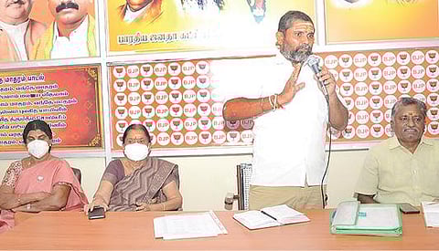 ஈரோட்டில் வேல் யாத்திரைக்கான ஏற்பாடுகள் குறித்து தெற்கு மாவட்ட பாஜக சார்பில் நடந்த ஆலோசனைக் கூட்டத்தில் மாவட்டத் தலைவர் சிவசுப்பிரமணியம் பேசினார்.