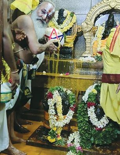 குருவித்துறையில் உள்ள சித்திரரத வல்லபப் பெருமாள் கோயிலில் குரு பெயர்ச்சியை முன்னிட்டு நடைபெற்ற யாகம். (வலது) குரு பகவானுக்கு நடைபெற்ற சிறப்பு அபிஷேகம்.