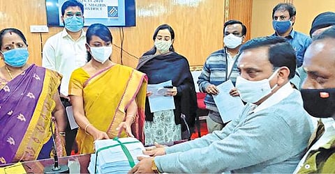 திருப்பூர் மாவட்ட வரைவு வாக்காளர் பட்டியல் வெளியீடு நீலகிரியில் ஆண்களை காட்டிலும் பெண் வாக்காளர்கள் அதிகம்