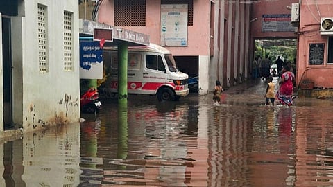 அரசு மருத்துவமனை, நீதிமன்ற வளாகத்தில் தேங்கிய தண்ணீர்: தூத்துக்குடியில் மழை குறைந்தும் வடியாத வெள்ளம்- 2-வது நாளாக மக்கள் கடும் அவதி