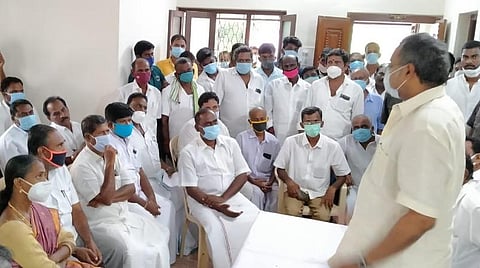 புதுக்கோட்டையில் கட்சி அலுவலகத்தில் நடைபெற்ற கூட்டத்தில் பேசுகிறார் சிவகங்கை தொகுதி எம்.பி. கார்த்தி சிதம்பரம்.