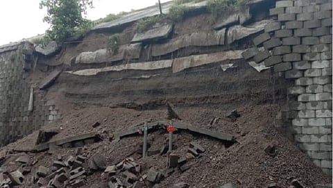 விருதுநகரில் தொடர் மழையால் சரிந்து விழுந்த பாலத்தின் பக்கவாட்டுச் சுவர்