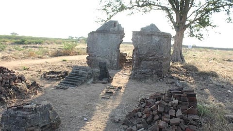 இடிந்த நிலையில் எருமைப்பட்டியில் உள்ள கோவிந்தன் கோயில்