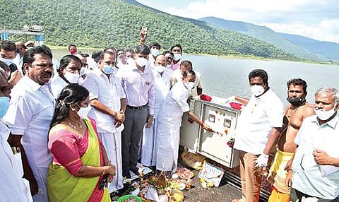 குப்பநத்தம் அணையில் இருந்து பாசனத்துக்காக நேற்று தண்ணீரை திறந்துவைத்த அமைச்சர் சேவூர் எஸ்.ராமச்சந்திரன். அருகில், ஆட்சியர் சந்தீப் நந்தூரி உள்ளிட்டோர்.