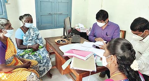 சாத்தான்குளம் அருகே பேய்குளத்தில் உள்ள மகேந்திரனின் உறவினர்களிடம் சிபிசிஐடி போலீஸார் விசாரணை நடத்தினர்.