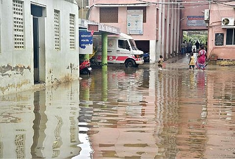 தூத்துக்குடி அரசு மருத்துவமனை வளாகத்தில் தேங்கியுள்ள மழைநீர். படம்: என்.ராஜேஷ்