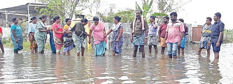 குடியிருப்பு பகுதியில் புகுந்த மழைநீர்