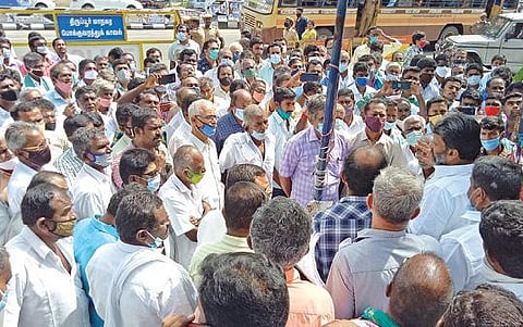 பாசனத்துக்கு மாதம் 14 நாட்கள் தண்ணீர் வழங்க வலியுறுத்தல் திருப்பூர் ஆட்சியர் அலுவலகத்தை பிஏபி கடைமடை விவசாயிகள் முற்றுகை