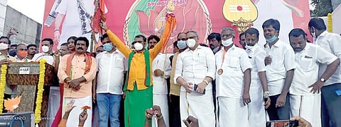 திருவண்ணாமலையில் நேற்று நடைபெற்ற வேல் யாத்திரை தொடக்க நிகழ்ச்சியில் பேசும் தமிழக பாஜக தலைவர் எல்.முருகன்.