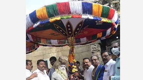 வேலூர் ஸ்ரீ ஜலகண்டேஸ்வரர் கோயிலில் இருந்து திருவண்ணாமலை தீபத்திருவிழாவுக்காக திருக்குடைகள் ஊர்வலம் தொடங்கியது. படம். வி.எம்.மணிநாதன்.