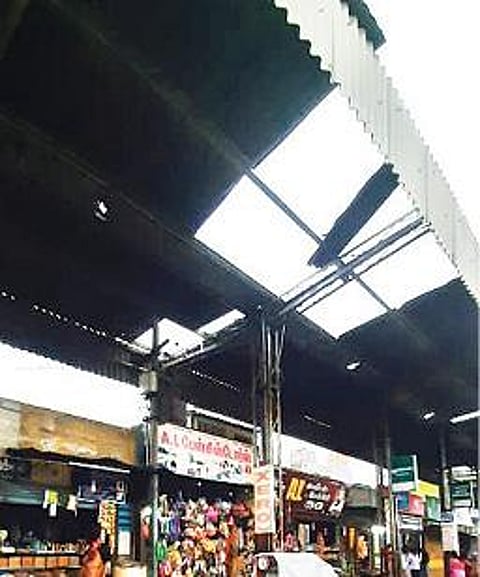 திருப்பத்தூர் புதிய பேருந்து நிலை யத்தில் சேதமடைந்த மேற்கூரை.