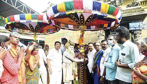 கார்த்திகை தீபத் திருவிழாவையொட்டி, வேலூர் கோட்டை ஜலகண்டேஸ் வரர் கோயிலில் இருந்து தி.மலைக்கு திருக்குடைகள் ஊர்வலத்தை நேற்று தொடங்கி வைத்த மகாதேவமலை மகானந்த சித்தர். படம்: வி.எம்.மணிநாதன்.