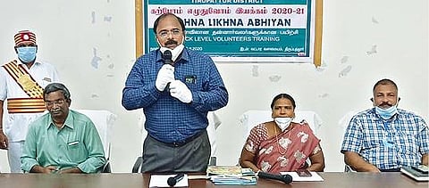 தன்னார்வல ஆசிரியர்களுக்கான பயிற்சி வகுப்பில் பேசும் திருப்பத்தூர் மாவட்ட ஆட்சியர் சிவன் அருள். அருகில், சிஇஓ குணசேகரன் உள்ளிட்டோர்.