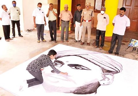 திருநெல்வேலியில் வ.உ.சிதம்பரனார் உருவத்தை செக்கு எண்ணெய்யில் ஓவியமாக வரைந்த மாணவி இரா.தீக்ஷனா.