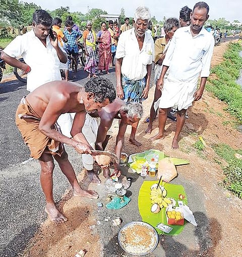 நிரம்பி வழியும் முள்ளிப்பாடி ஏரியின் கரையில் நேற்று படையலிட்டு வழிபாடு நடத்திய கிராம மக்கள்.