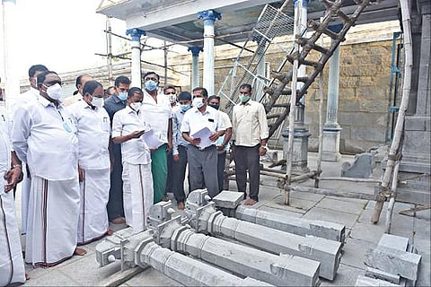 சேலம் சுகவனேஸ்வரர் கோயிலில் நடைபெற்று வரும் திருப்பணிகளை இந்து சமய அறநிலையத் துறை அமைச்சர் சேவூர் ராமச்சந்திரன் ஆய்வு செய்தார். உடன் எம்எல்ஏ-க்கள் வெங்கடாசலம், சக்திவேல்.