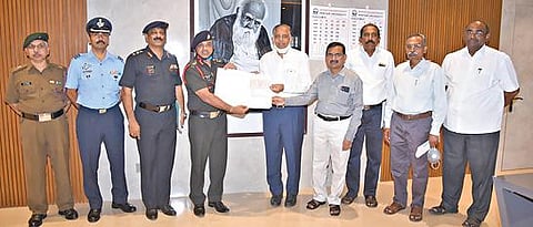 சேலம் பெரியார் பல்கலைக் கழகத்தில் இந்திய ராணுவத்தினர் மேலாண்மை கல்வி பயில புரிந்துணர்வு ஒப்பந்தம் செய்யப்பட்டது. இந்நிகழ்ச்சியில் பங்கேற்ற பல்கலைக் துணைவேந்தர் குழந்தைவேல் மற்றும் ராணுவ அதிகாரிகள்.