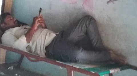 வடமதுரை அருகே கடன் வாங்கியவர் வீட்டுக்குள் புகுந்து கட்டிலில் படுத்து மிரட்டலில் ஈடுபட்ட நிதி நிறுவன ஊழியர் மணிமுத்து.