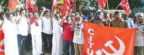 அனைத்து தொழிற்சங்கத்தினர் மதுரையில் ஆர்ப்பாட்டம்