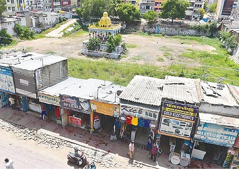 வறண்டு கிடக்கும் கூடலழகர் பெருமாள் கோயில் தெப்பக்குளம். படம்: எஸ்.கிருஷ்ணமூர்த்தி