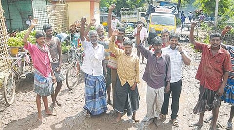 மதுரை ஓபுளா படித்துறை வாழைக்காய்பேட்டையில் சேறும், சகதியுமான சாலையைச் சீரமைக்கக்கோரி ஆர்ப்பாட்டம் நடத்திய மார்க்சிஸ்ட் கட்சியினர் மற்றும் சிஐடியூ தொழிற்சங்கத்தினர். படம்: எஸ்.கிருஷ்ணமூர்த்தி