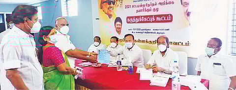 விழுப்புரத்தில் நடைபெற்ற திமுக தேர்தல் அறிக்கை கருத்து கேட்புக்கூட்டத்தில், எம்எல்ஏ மஸ்தான் மனு அளிக்கிறார். அருகில் எம்எல்ஏக்கள் மாசிலாமணி, சீதாபதி சொக்கலிங்கம் உள்ளிட்டோர்.