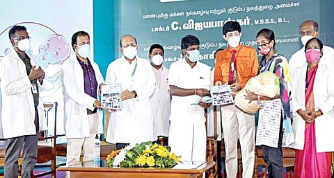 சென்னை அரசு ஸ்டான்லி மருத்துவமனையில் பச்சிளம் குழந்தை பராமரிப்பு வாரம் மற்றும் நீரிழிவு தினம் நிகழ்ச்சியில் பங்கேற்ற சுகாதாரத் துறை அமைச்சர் சி.விஜயபாஸ்கர், பச்சிளம் குழந்தை பராமரிப்பு கையேட்டை தாய்மார்களிடம் வழங்கினார். உடன் சுகாதாரத் துறை செயலாளர் ஜெ.ராதாகிருஷ்ணன், மருத்துவமனை டீன் பாலாஜி, துணை மருத்துவக் கண்காணிப்பாளரும், குழந்தைகள் நலப்பிரிவு இயக்குநருமான ஜே.கணேஷ், நீரிழிவு நோய் துறை இயக்குநர் சுரேஷ்.