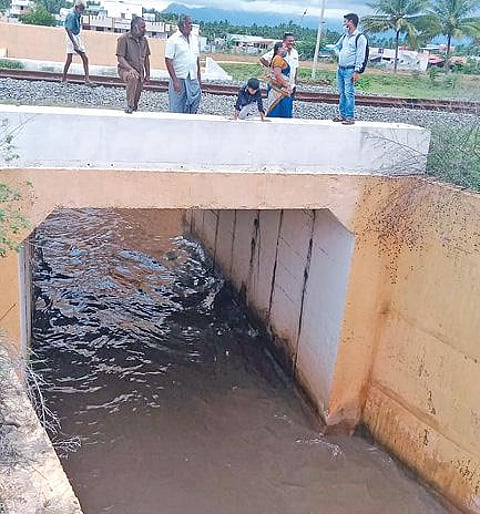 திருப்பூர், நீலகிரியில் வடகிழக்குப் பருவமழை தீவிரம்: உதகை-கோத்தகிரி சாலையில் மரம் விழுந்ததால் போக்குவரத்து பாதிப்பு