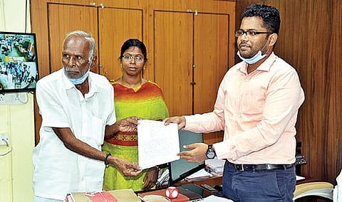 வேலூர் மாவட்டம் பொன்னையில் முதியவர் ரேணுகோபல் பெயரில் சொத்துக்கள் மாற்றப்பட்ட ஆணையை வழங்கிய வேலூர் வருவாய் கோட்டாட்சியர் கணேஷ். படம்: வி.எம்.மணிநாதன்.