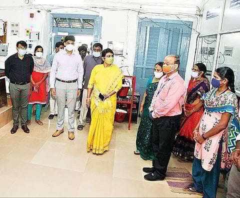 திருவண்ணாமலை சார் பதிவாளர் அலுவலகத்தை ஆய்வு செய்த அரசு பதிவுத்துறை செயலாளர் பீலா ராஜேஷ். அருகில், ஆட்சியர் சந்தீப் நந்தூரி உள்ளிட்டோர்.