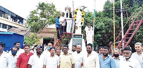 முன்னாள் பிரதமர் இந்திரா காந்தியின் பிறந்தநாளையொட்டி, வாணியம்பாடியில் உள்ள அவரது சிலைக்கு நேற்று மாலை அணிவித்து மரியாதை செலுத்திய காங்கிரஸ் கட்சியின் சிறுபான்மைப்பிரிவு மாநிலத் தலைவர் அஸ்லாம்பாஷா.