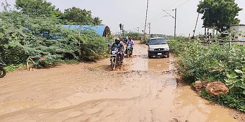 வள்ளியூர் ரயில்வே சுரங்கச் சாலையையொட்டி உள்ள மாற்றுப்பாதையின் அவலம்.