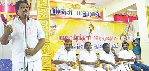 மதுரை கிழக்கு தொகுதி வாக்குச்சாவடி முகவர்களுக்கான ஆலோசனை கூட்டத்தில் பேசினார் பி.மூர்த்தி எம்எல்ஏ. படம்: எஸ்.கிருஷ்ணமூர்த்தி